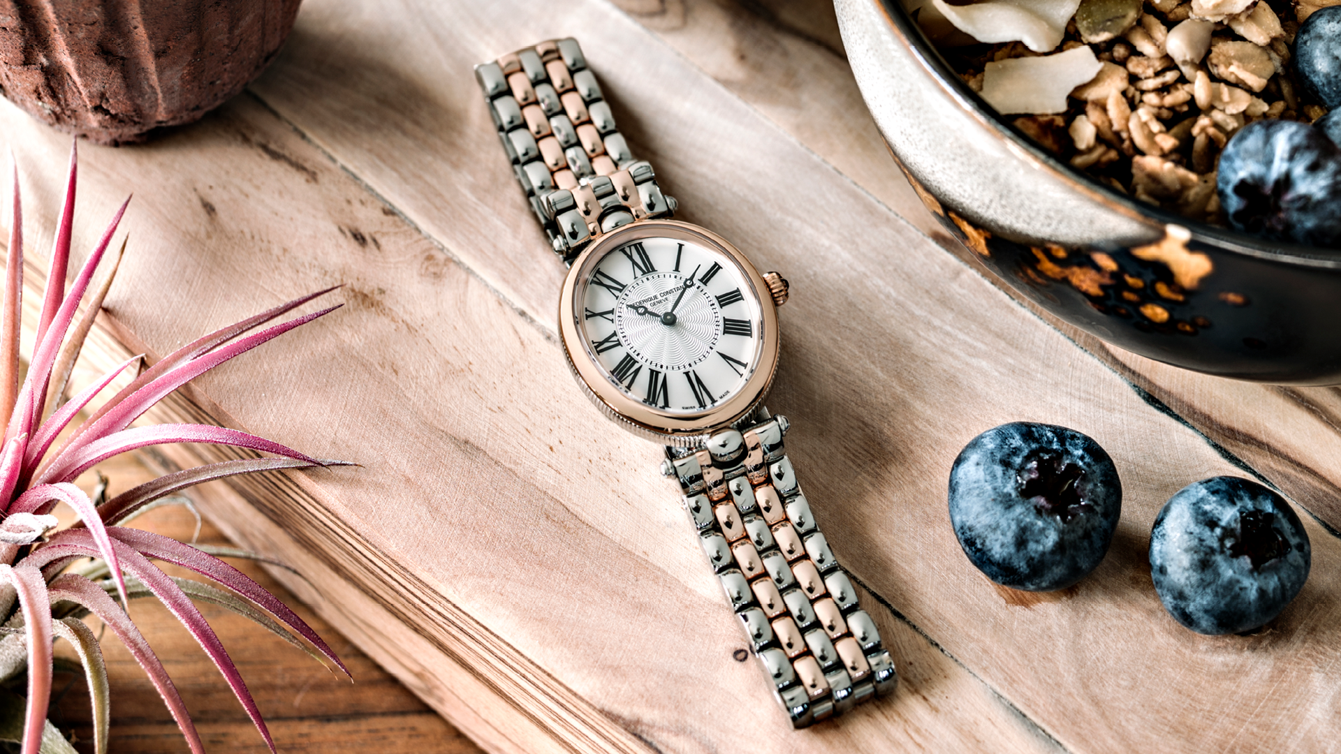 Classic Art Déco Oval watch for woman.   Quartz movement, white mother of pearl dial, stainless-steel and rose-gold plated bicolor case and stainless-steel and rose-gold plated bicolor bracelet