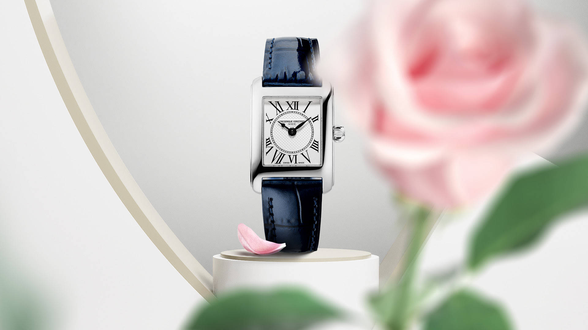 Reloj Classics Carrée Ladies para mujer. Movimiento de cuarzo, esfera blanca, caja de acero inoxidable y correa de piel azul.