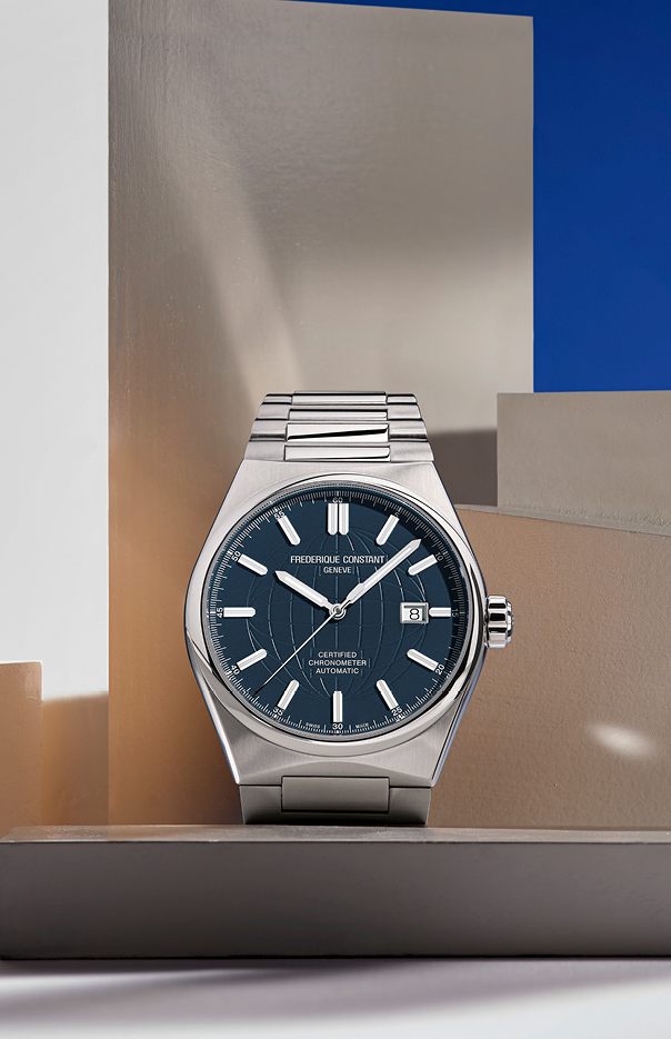Highlife Automatic COSC watch for man. Automatic movement, blue-grey dial, stainless-steel case, date window and stainless-steel integrated and interchangeable bracelet 